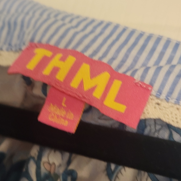 THML Blue Floral V-Neck Blouse with Cream Base Size L Euc - Picture 3 of 4